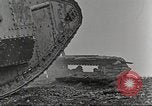 Image scène de film d'après-guerre à propos de l'utilisation de réservoir en Première Guerre Mondiale l'Angleterre, 1916, de la seconde 25 séquences d'archives historiques vidéo 65675066065