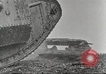 Image scène de film d'après-guerre à propos de l'utilisation de réservoir en Première Guerre Mondiale l'Angleterre, 1916, de la seconde 26 séquences d'archives historiques vidéo 65675066065