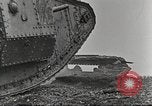 Image scène de film d'après-guerre à propos de l'utilisation de réservoir en Première Guerre Mondiale l'Angleterre, 1916, de la seconde 27 séquences d'archives historiques vidéo 65675066065