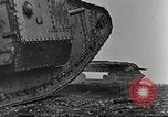 Image scène de film d'après-guerre à propos de l'utilisation de réservoir en Première Guerre Mondiale l'Angleterre, 1916, de la seconde 28 séquences d'archives historiques vidéo 65675066065