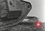 Image scène de film d'après-guerre à propos de l'utilisation de réservoir en Première Guerre Mondiale l'Angleterre, 1916, de la seconde 29 séquences d'archives historiques vidéo 65675066065