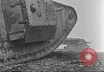 Image scène de film d'après-guerre à propos de l'utilisation de réservoir en Première Guerre Mondiale l'Angleterre, 1916, de la seconde 30 séquences d'archives historiques vidéo 65675066065