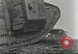Image scène de film d'après-guerre à propos de l'utilisation de réservoir en Première Guerre Mondiale l'Angleterre, 1916, de la seconde 31 séquences d'archives historiques vidéo 65675066065