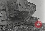 Image scène de film d'après-guerre à propos de l'utilisation de réservoir en Première Guerre Mondiale l'Angleterre, 1916, de la seconde 32 séquences d'archives historiques vidéo 65675066065