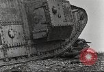 Image scène de film d'après-guerre à propos de l'utilisation de réservoir en Première Guerre Mondiale l'Angleterre, 1916, de la seconde 33 séquences d'archives historiques vidéo 65675066065