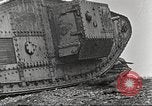 Image scène de film d'après-guerre à propos de l'utilisation de réservoir en Première Guerre Mondiale l'Angleterre, 1916, de la seconde 34 séquences d'archives historiques vidéo 65675066065