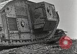 Image scène de film d'après-guerre à propos de l'utilisation de réservoir en Première Guerre Mondiale l'Angleterre, 1916, de la seconde 35 séquences d'archives historiques vidéo 65675066065