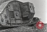 Image scène de film d'après-guerre à propos de l'utilisation de réservoir en Première Guerre Mondiale l'Angleterre, 1916, de la seconde 36 séquences d'archives historiques vidéo 65675066065