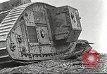 Image scène de film d'après-guerre à propos de l'utilisation de réservoir en Première Guerre Mondiale l'Angleterre, 1916, de la seconde 37 séquences d'archives historiques vidéo 65675066065