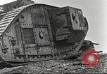 Image scène de film d'après-guerre à propos de l'utilisation de réservoir en Première Guerre Mondiale l'Angleterre, 1916, de la seconde 38 séquences d'archives historiques vidéo 65675066065