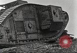 Image scène de film d'après-guerre à propos de l'utilisation de réservoir en Première Guerre Mondiale l'Angleterre, 1916, de la seconde 39 séquences d'archives historiques vidéo 65675066065
