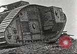 Image scène de film d'après-guerre à propos de l'utilisation de réservoir en Première Guerre Mondiale l'Angleterre, 1916, de la seconde 40 séquences d'archives historiques vidéo 65675066065