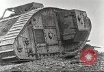Image scène de film d'après-guerre à propos de l'utilisation de réservoir en Première Guerre Mondiale l'Angleterre, 1916, de la seconde 41 séquences d'archives historiques vidéo 65675066065
