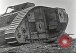 Image scène de film d'après-guerre à propos de l'utilisation de réservoir en Première Guerre Mondiale l'Angleterre, 1916, de la seconde 42 séquences d'archives historiques vidéo 65675066065