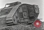 Image scène de film d'après-guerre à propos de l'utilisation de réservoir en Première Guerre Mondiale l'Angleterre, 1916, de la seconde 43 séquences d'archives historiques vidéo 65675066065