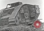 Image scène de film d'après-guerre à propos de l'utilisation de réservoir en Première Guerre Mondiale l'Angleterre, 1916, de la seconde 44 séquences d'archives historiques vidéo 65675066065