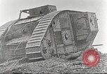 Image scène de film d'après-guerre à propos de l'utilisation de réservoir en Première Guerre Mondiale l'Angleterre, 1916, de la seconde 45 séquences d'archives historiques vidéo 65675066065