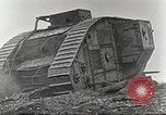 Image scène de film d'après-guerre à propos de l'utilisation de réservoir en Première Guerre Mondiale l'Angleterre, 1916, de la seconde 46 séquences d'archives historiques vidéo 65675066065