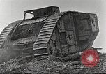 Image scène de film d'après-guerre à propos de l'utilisation de réservoir en Première Guerre Mondiale l'Angleterre, 1916, de la seconde 47 séquences d'archives historiques vidéo 65675066065