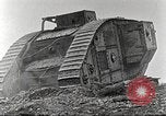 Image scène de film d'après-guerre à propos de l'utilisation de réservoir en Première Guerre Mondiale l'Angleterre, 1916, de la seconde 48 séquences d'archives historiques vidéo 65675066065