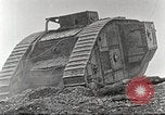 Image scène de film d'après-guerre à propos de l'utilisation de réservoir en Première Guerre Mondiale l'Angleterre, 1916, de la seconde 49 séquences d'archives historiques vidéo 65675066065