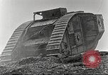 Image scène de film d'après-guerre à propos de l'utilisation de réservoir en Première Guerre Mondiale l'Angleterre, 1916, de la seconde 50 séquences d'archives historiques vidéo 65675066065
