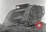 Image scène de film d'après-guerre à propos de l'utilisation de réservoir en Première Guerre Mondiale l'Angleterre, 1916, de la seconde 51 séquences d'archives historiques vidéo 65675066065