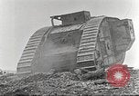 Image scène de film d'après-guerre à propos de l'utilisation de réservoir en Première Guerre Mondiale l'Angleterre, 1916, de la seconde 52 séquences d'archives historiques vidéo 65675066065
