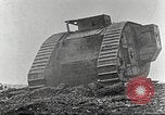 Image scène de film d'après-guerre à propos de l'utilisation de réservoir en Première Guerre Mondiale l'Angleterre, 1916, de la seconde 53 séquences d'archives historiques vidéo 65675066065