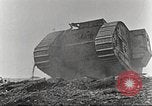 Image scène de film d'après-guerre à propos de l'utilisation de réservoir en Première Guerre Mondiale l'Angleterre, 1916, de la seconde 54 séquences d'archives historiques vidéo 65675066065