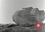 Image scène de film d'après-guerre à propos de l'utilisation de réservoir en Première Guerre Mondiale l'Angleterre, 1916, de la seconde 55 séquences d'archives historiques vidéo 65675066065