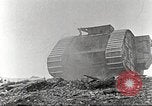 Image scène de film d'après-guerre à propos de l'utilisation de réservoir en Première Guerre Mondiale l'Angleterre, 1916, de la seconde 56 séquences d'archives historiques vidéo 65675066065