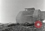 Image scène de film d'après-guerre à propos de l'utilisation de réservoir en Première Guerre Mondiale l'Angleterre, 1916, de la seconde 57 séquences d'archives historiques vidéo 65675066065