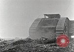 Image scène de film d'après-guerre à propos de l'utilisation de réservoir en Première Guerre Mondiale l'Angleterre, 1916, de la seconde 58 séquences d'archives historiques vidéo 65675066065