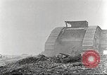Image scène de film d'après-guerre à propos de l'utilisation de réservoir en Première Guerre Mondiale l'Angleterre, 1916, de la seconde 59 séquences d'archives historiques vidéo 65675066065