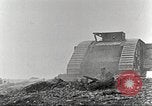 Image scène de film d'après-guerre à propos de l'utilisation de réservoir en Première Guerre Mondiale l'Angleterre, 1916, de la seconde 60 séquences d'archives historiques vidéo 65675066065