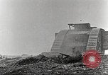 Image scène de film d'après-guerre à propos de l'utilisation de réservoir en Première Guerre Mondiale l'Angleterre, 1916, de la seconde 61 séquences d'archives historiques vidéo 65675066065
