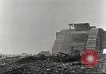 Image scène de film d'après-guerre à propos de l'utilisation de réservoir en Première Guerre Mondiale l'Angleterre, 1916, de la seconde 62 séquences d'archives historiques vidéo 65675066065