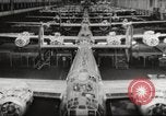 Image Usine de production d'avions B-24 Michigan United States USA, 1944, de la seconde 16 séquences d'archives historiques vidéo 65675066098