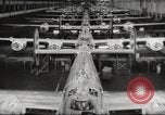Image Usine de production d'avions B-24 Michigan United States USA, 1944, de la seconde 24 séquences d'archives historiques vidéo 65675066098