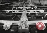 Image Usine de production d'avions B-24 Michigan United States USA, 1944, de la seconde 26 séquences d'archives historiques vidéo 65675066098