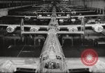 Image Usine de production d'avions B-24 Michigan United States USA, 1944, de la seconde 33 séquences d'archives historiques vidéo 65675066098