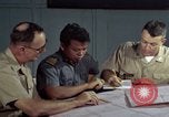 Standbild junk building program Saigon Vietnam, 1965, aus Sekunde 51 historischem Filmmaterial Videoclip 65675066253