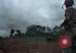 Standbild Viet Cong Angriff Phouc lange Vietnam, 1965, aus Sekunde 37 historischem Filmmaterial Videoclip 65675066254