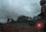 Standbild Viet Cong Angriff Phouc lange Vietnam, 1965, aus Sekunde 38 historischem Filmmaterial Videoclip 65675066254