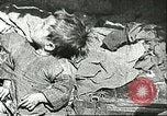 Image les enfants pauvres Chine, 1932, de la seconde 59 séquences d'archives historiques vidéo 65675066264