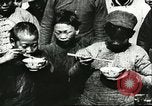 Image les enfants pauvres Chine, 1932, de la seconde 42 séquences d'archives historiques vidéo 65675066268
