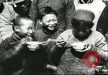 Image les enfants pauvres Chine, 1932, de la seconde 46 séquences d'archives historiques vidéo 65675066268