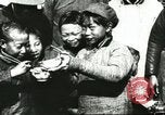 Image les enfants pauvres Chine, 1932, de la seconde 56 séquences d'archives historiques vidéo 65675066268