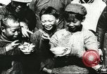 Image les enfants pauvres Chine, 1932, de la seconde 57 séquences d'archives historiques vidéo 65675066268